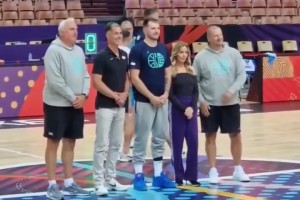 看好這個(gè)大寶貝！珍妮阿姨和佩林卡總經(jīng)理現(xiàn)身歐錦賽慰問東契奇