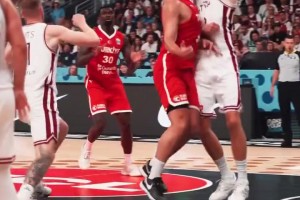 約老師都沒這手？申京假手遞手突破+腦后妙傳助攻隊(duì)友暴扣