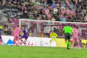 球王實力！現(xiàn)場實拍：多人合圍也攔不住梅西進球