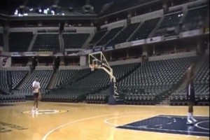 年輕時的保羅-喬治也很能跳啊，輕松飛躍2米18的希伯特單臂暴扣！