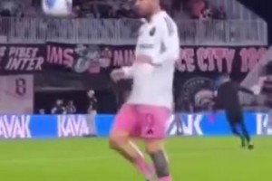 自在極意！還說你不是外星人？梅西熱身時(shí)無視野踢走飛來的足球！