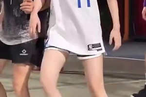 野球場這位“女東契奇”打球什么水平，防守十分積極啊