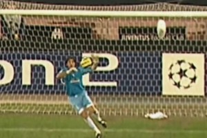 單手撲出卡洛斯重炮轟門的門將，可能也就小將布馮了吧！