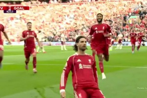 索博任意球世界波！詹俊：一道閃電，刺破蒼穹！百步穿楊??！