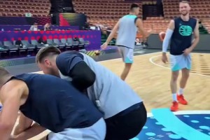 你小子反應(yīng)還挺快！東契奇與隊友玩一對一搶球游戲