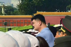 網(wǎng)友：把后面的人擋完了！姚明也現(xiàn)身九三大閱兵盛典，這身高太醒目了！