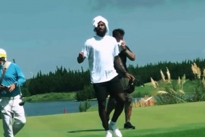 這么上頭的嗎??詹姆斯中國(guó)行凌晨落地上海，打高爾夫“倒時(shí)差”