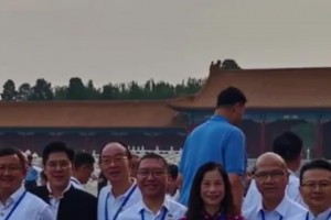 大姚這身高太扎眼！閱兵現(xiàn)場(chǎng)，霍啟剛“意外”與姚明同框