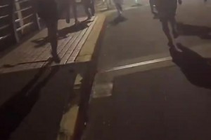 這人氣！詹姆斯凌晨抵達(dá)上海 大批球迷追車