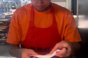 張琳芃愛妻：明明是陪我來吃個(gè)清蒸藍(lán)龍，怎么感覺變成了主刀醫(yī)生