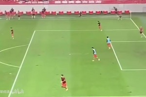 U22國足對陣東帝汶賽前傳中射門訓(xùn)練，傳的離譜射門射的也離譜