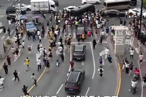 詹姆斯現(xiàn)身上海，一眾球迷狂奔跟車！