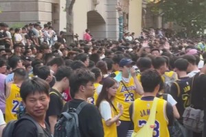 可以用夸張來形容！上海街頭擠滿了對詹姆斯熱情似火的球迷??！