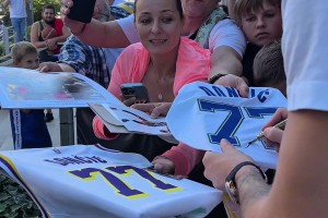 優(yōu)質(zhì)偶像??場(chǎng)外大批球迷捧獨(dú)行俠、湖人球衣，東契奇一一簽名