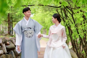 高準(zhǔn)翼老婆曬出民族婚紗照，倆人看起來好甜蜜呀~