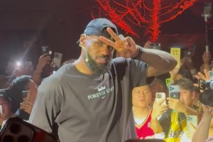 愛耍寶的四旬老漢詹姆斯面對球迷鏡頭，直接做鬼臉比??