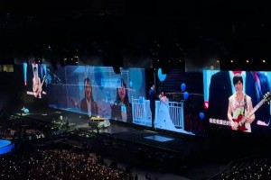 五月天在申花主場演唱《倔強》18年上體就是聽倔強奪冠的