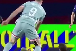 詼諧一刻！慢鏡頭看卡薩多防守索爾洛特，身形整個小一圈！