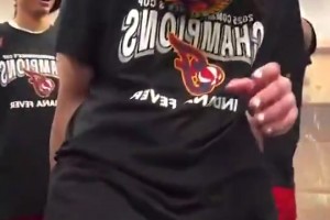 賽季報(bào)銷了！克拉克此前慶祝奪冠時(shí) 被隊(duì)友從身后頂了一下