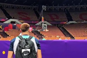 東契奇和隊友打賭！一球50個俯臥撐，這球值嗎？