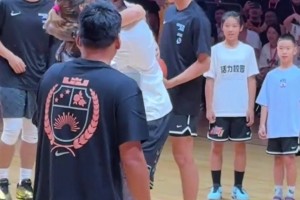 詹姆斯親臨打出名堂總決賽，席間與李夢(mèng)一起上演經(jīng)典的慶祝動(dòng)作。