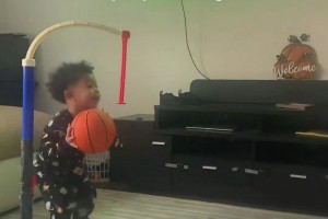 國外網(wǎng)友曬兒子看了一賽季SGA打球：投完籃立馬倒地造犯規(guī)