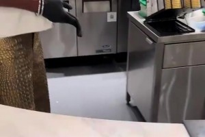 當你的服務(wù)員長得很像SGA！不對，這就是本人！