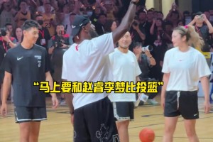 詹姆斯上演超遠三分和雙手暴扣！帥炸了?。?！