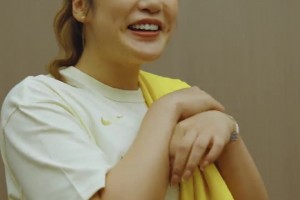 夢姐那叫一個開心！李夢贈送老詹及其女兒小禮物 老詹回贈to簽