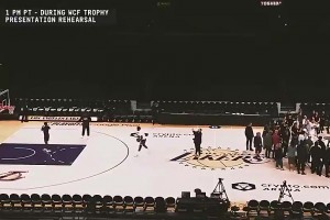 23年西決G4，老詹中午就到場(chǎng)苦練三分，另一邊是掘金冠軍彩排