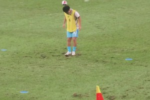 西安這個球場草皮真的讓世界開眼了，北馬球員還要幫著踩平草皮！