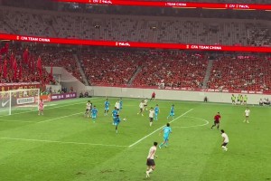 球迷大笑王鈺棟怒踢西安主場的草皮，這草皮怎么坑坑洼洼