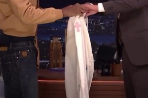 西海岸穿搭的亞歷山大送給主持人一套衣服