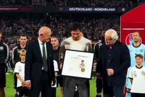功成身退！賽前為胡梅爾斯在德國隊(duì)作出的貢獻(xiàn)進(jìn)行表彰！