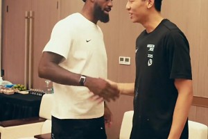 崔永熙在詹姆斯中國(guó)行現(xiàn)場(chǎng)請(qǐng)求老詹再打5年！老詹婉拒：No