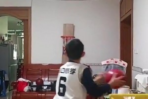 這投籃手型，正兒八經(jīng)的投手苗子啊