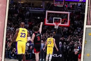 人生巔峰一幕！詹姆斯&東契奇目送吉迪超遠(yuǎn)三分絕殺