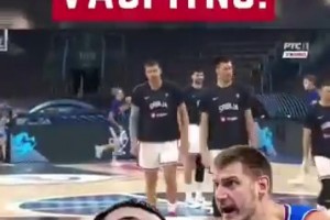 這是發(fā)生了甚么？約基奇突然給隊友約維奇來了一下，表情不太對勁