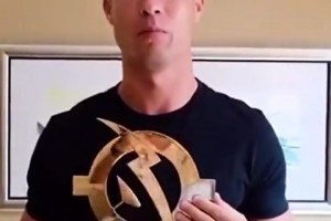 被葡超評(píng)為歷史最佳球員，C羅手捧獎(jiǎng)杯錄制視頻回應(yīng)