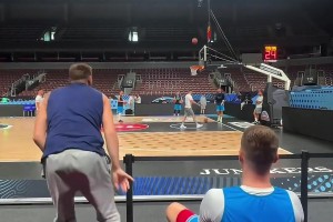 東契奇超遠(yuǎn)坐投??這核心力量強(qiáng)到可怕