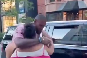 幸災(zāi)樂禍的追夢(mèng)！名場(chǎng)面：和女球迷一比，詹姆斯追夢(mèng)都變小只了！