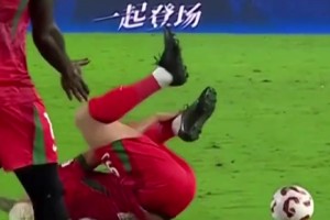 國(guó)安犯規(guī)送點(diǎn)時(shí)，塞蒂恩壓力大到不敢看場(chǎng)上，抱頭懷疑人生