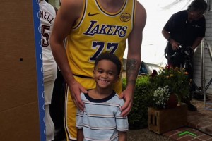 備戰(zhàn)新賽季！東契奇回國拍攝廣告 身穿湖人77號和小球迷合影