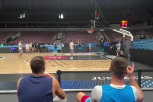 東契奇這手感是真恐怖！坐在場(chǎng)下板凳，隨手一扔就進(jìn)了