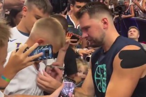 優(yōu)質(zhì)偶像東契奇十分耐心，與場(chǎng)邊小球迷合影+簽名一個(gè)不落！