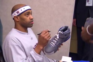 當(dāng)年也是小迷弟！詹姆斯首次進(jìn)全明星時，讓隊(duì)友在鞋子上簽名留念