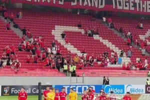 沒(méi)有謾罵泄憤！賽后海港全隊(duì)謝場(chǎng)時(shí)球迷高喊加油