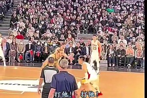 現(xiàn)在中國男籃隊里的后衛(wèi)，有哪個能打這種球嗎？