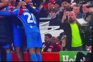 西蒙尼破防原因？馬競扳平時(shí)，這位利物浦球迷在一旁狂噴臟話