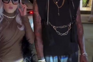 還是一樣潮！網(wǎng)友街頭偶遇羅德曼：這哪里像64歲的大爺??？